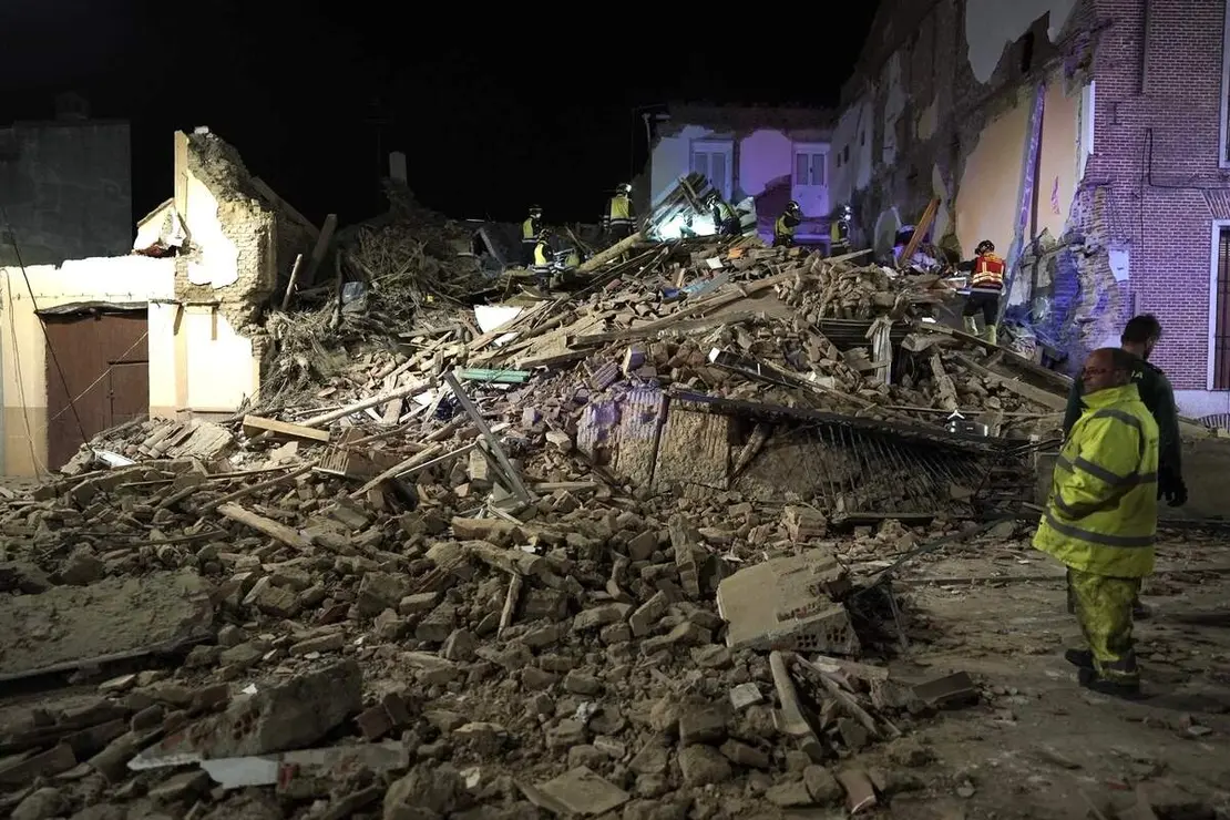 Tres personas atrapadas tras el derrumbe de un edificio de dos plantas en Siete Iglesias de Trabancos (Valladolid)
