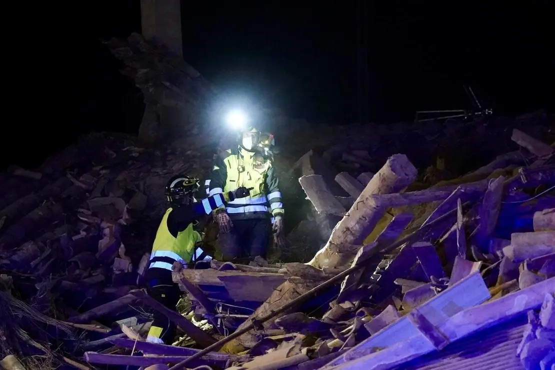 Tres personas atrapadas tras el derrumbe de un edificio de dos plantas en Siete Iglesias de Trabancos (Valladolid)