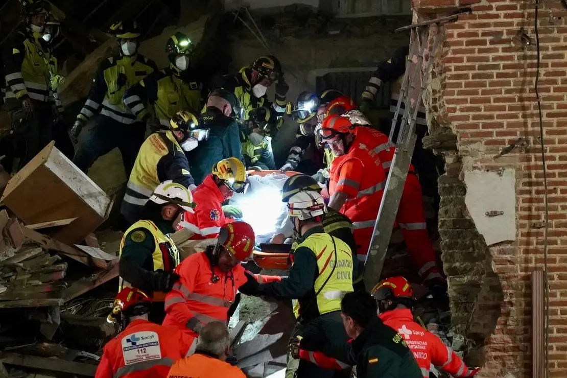 Tres personas atrapadas tras el derrumbe de un edificio de dos plantas en Siete Iglesias de Trabancos (Valladolid). En la imagen rescate de la &uacute;ltima de las personas atrapadas