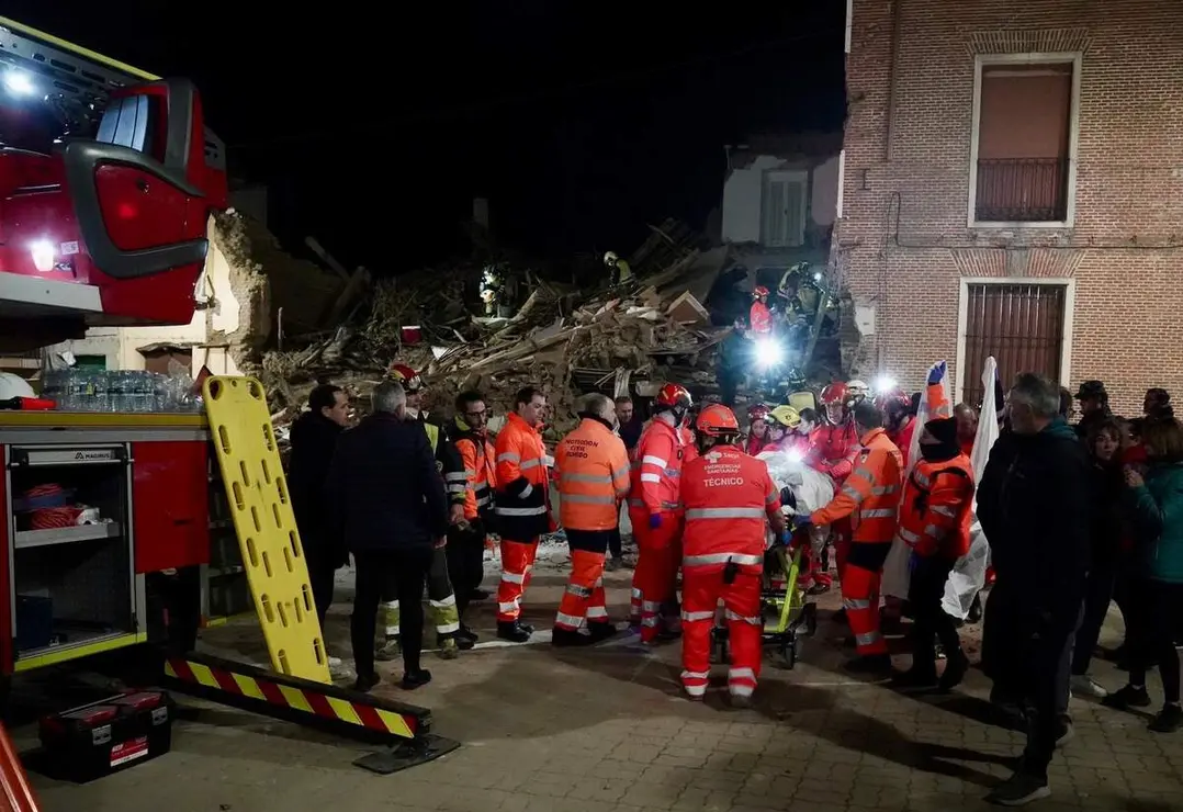 Tres personas atrapadas tras el derrumbe de un edificio de dos plantas en Siete Iglesias de Trabancos (Valladolid). En la imagen rescate de la &uacute;ltima de las personas atrapadas
