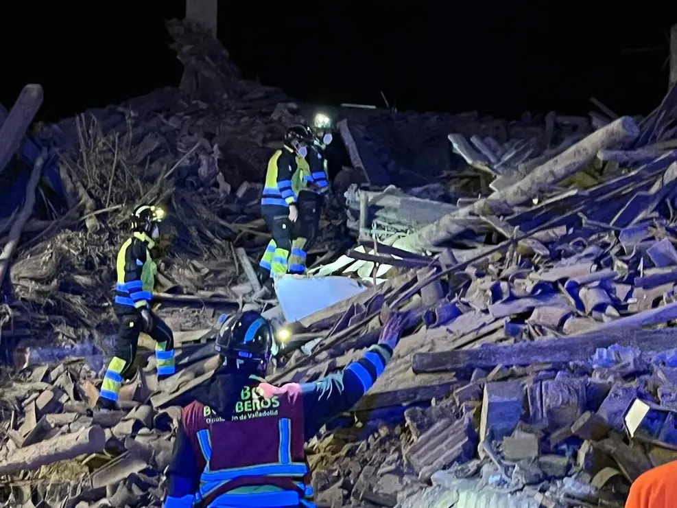 Tres personas atrapadas tras el derrumbe de un edificio de dos plantas en Siete Iglesias de Trabancos (Valladolid)