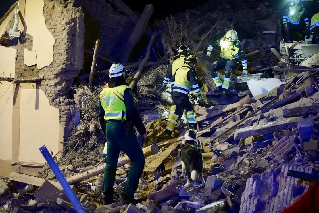 Tres personas atrapadas tras el derrumbe de un edificio de dos plantas en Siete Iglesias de Trabancos (Valladolid)