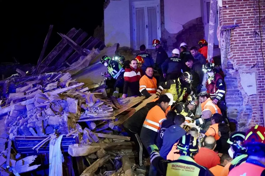 Tres personas atrapadas tras el derrumbe de un edificio de dos plantas en Siete Iglesias de Trabancos (Valladolid)