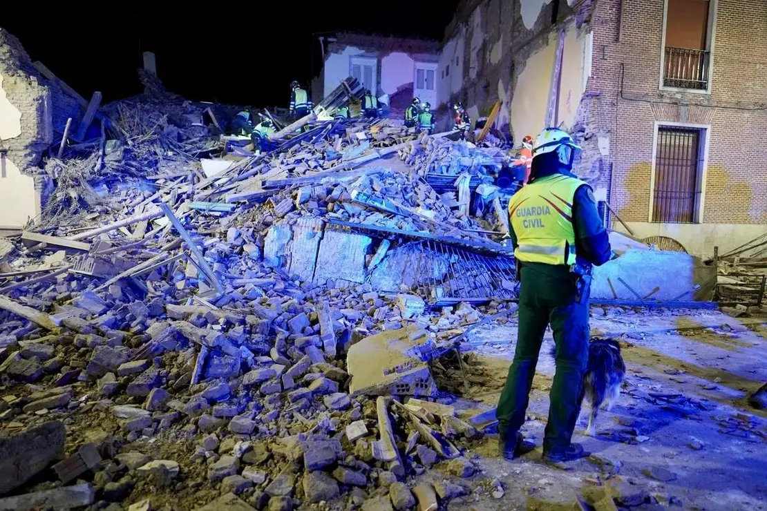 Tres personas atrapadas tras el derrumbe de un edificio de dos plantas en Siete Iglesias de Trabancos (Valladolid)