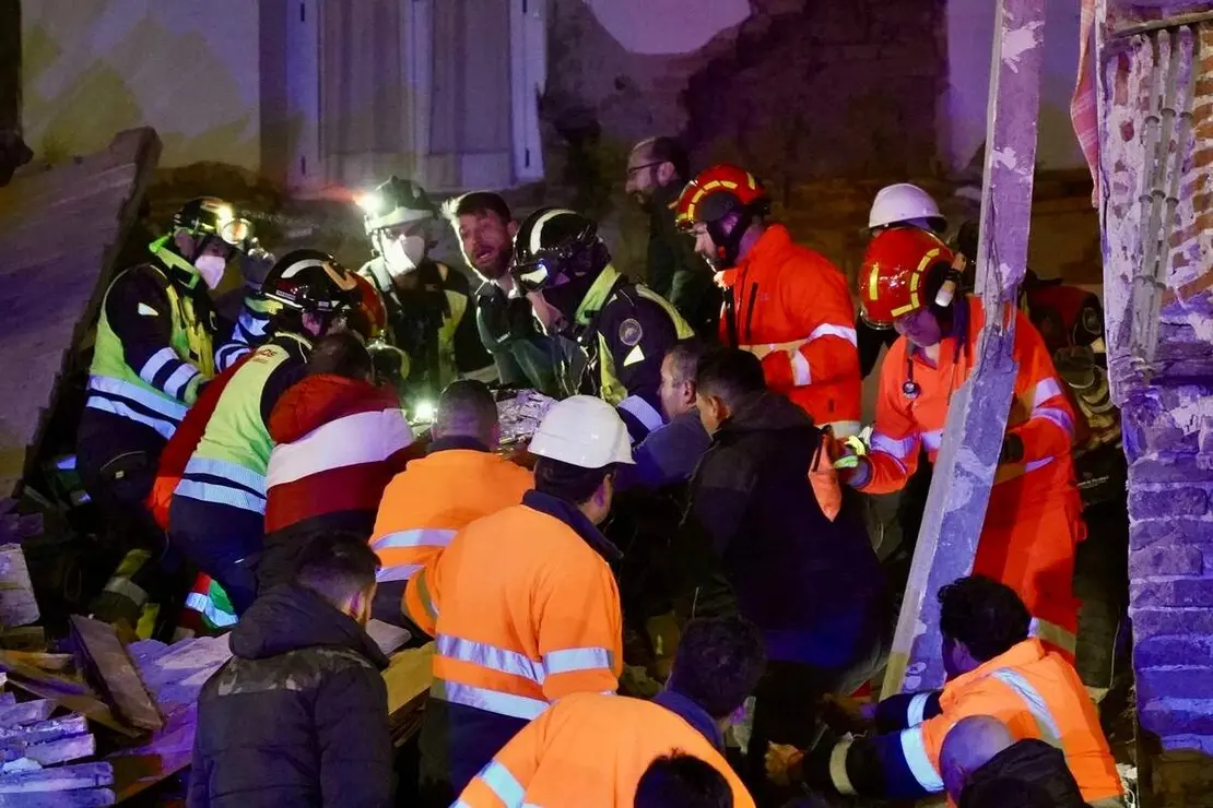 Tres personas atrapadas tras el derrumbe de un edificio de dos plantas en Siete Iglesias de Trabancos (Valladolid)