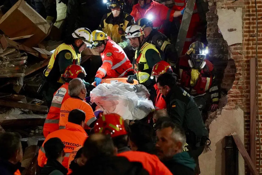 Tres personas atrapadas tras el derrumbe de un edificio de dos plantas en Siete Iglesias de Trabancos (Valladolid). En la imagen rescate de la &uacute;ltima de las personas atrapadas