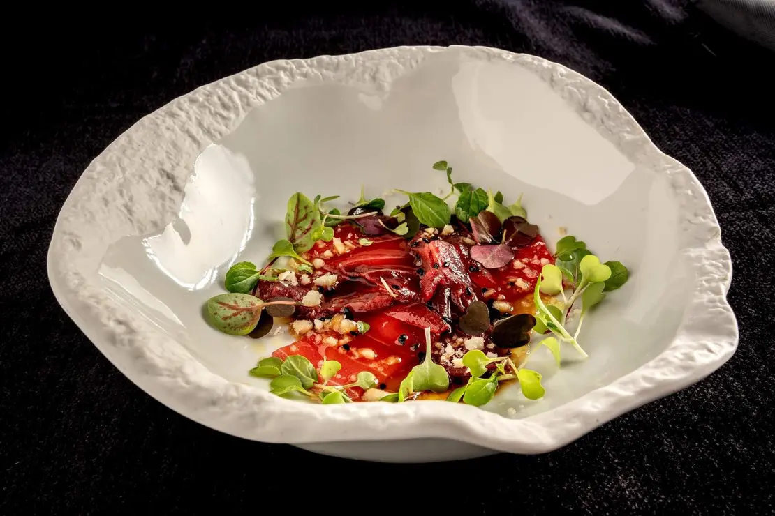 Carpaccio de solomillo de buey, lomo de atún y nuez de macadamia2 - copia
