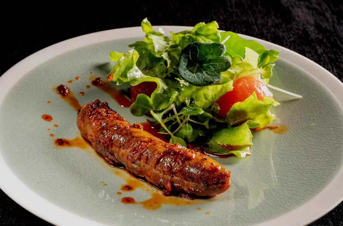 Chistorra de buey con chimi churri y ensalada de cherry - copia