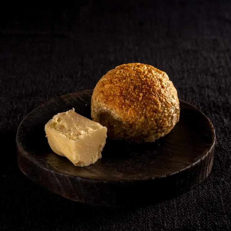 Mantequilla ahumada con pan de algas