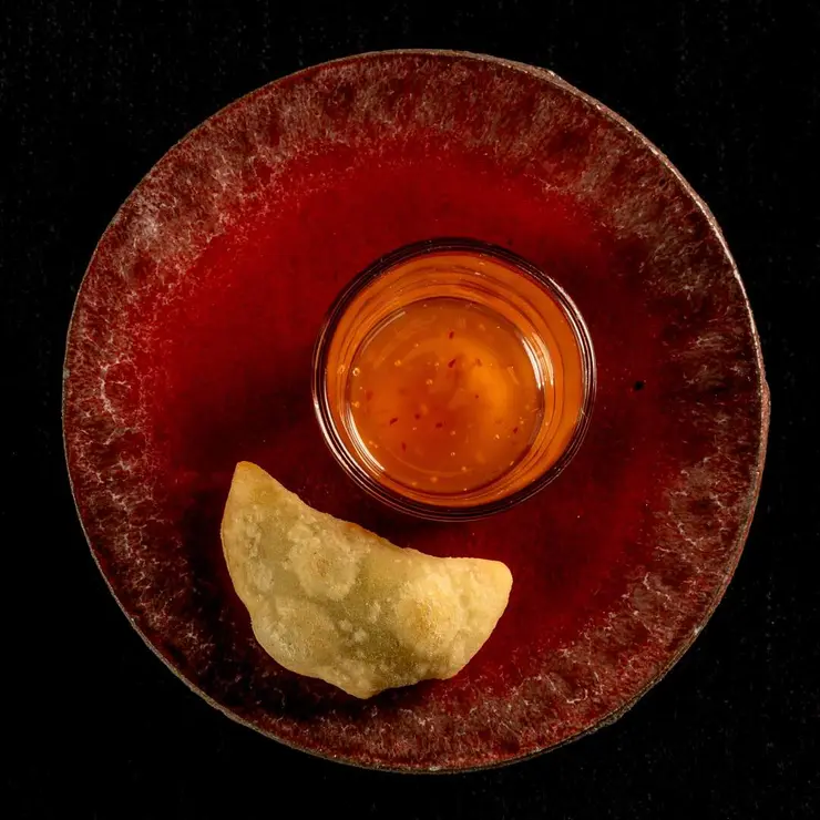 Ñoqui frito relleno de chacina con salsa sweet chili - copia