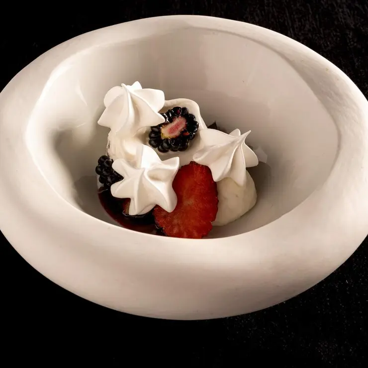 Pavlova de frutos rojos con helado de nata - copia