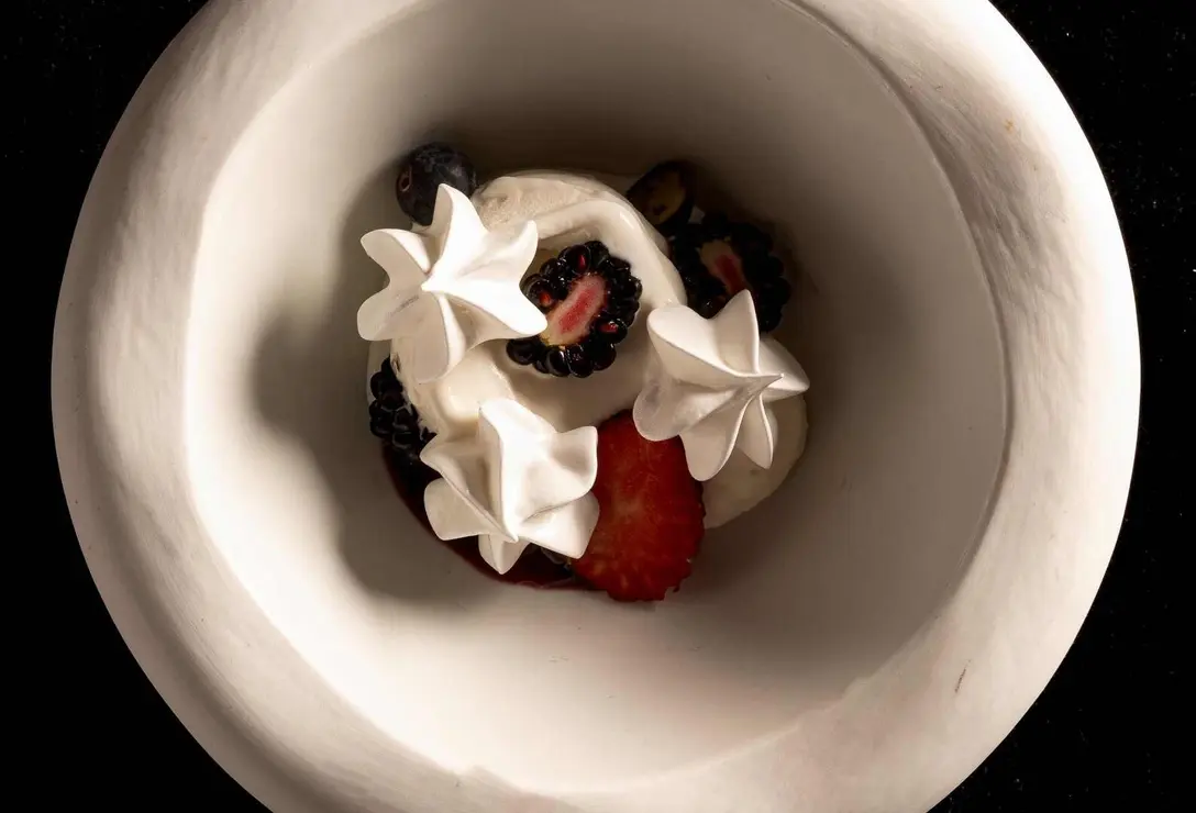 Pavlova de frutos rojos con helado de nata2 - copia
