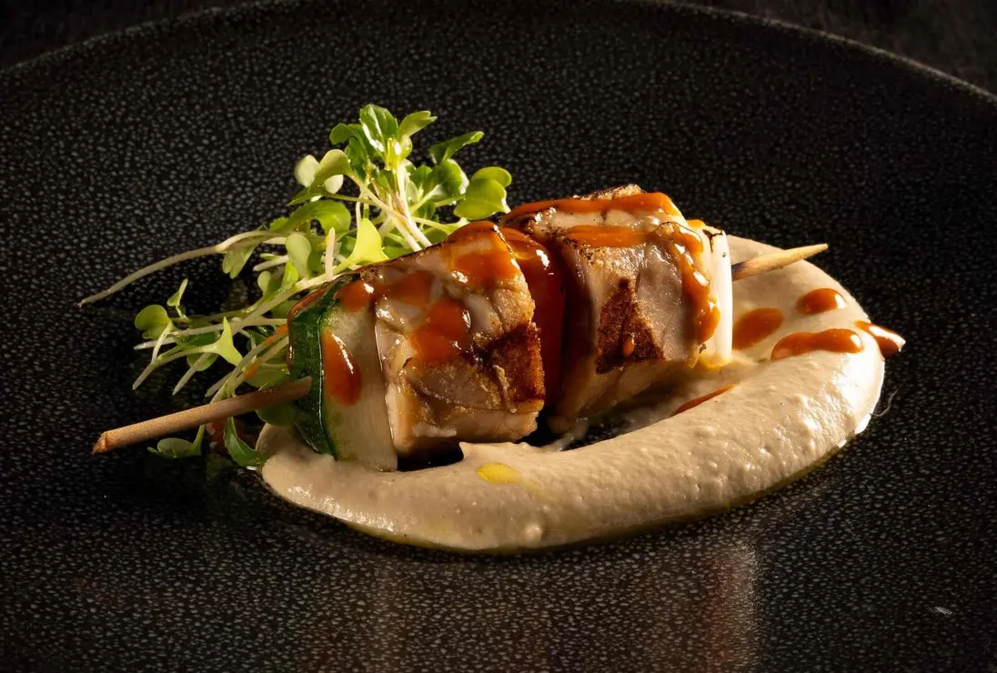 Pincho a la parrilla de mollejas con verduras y salsa barbacoa - copia