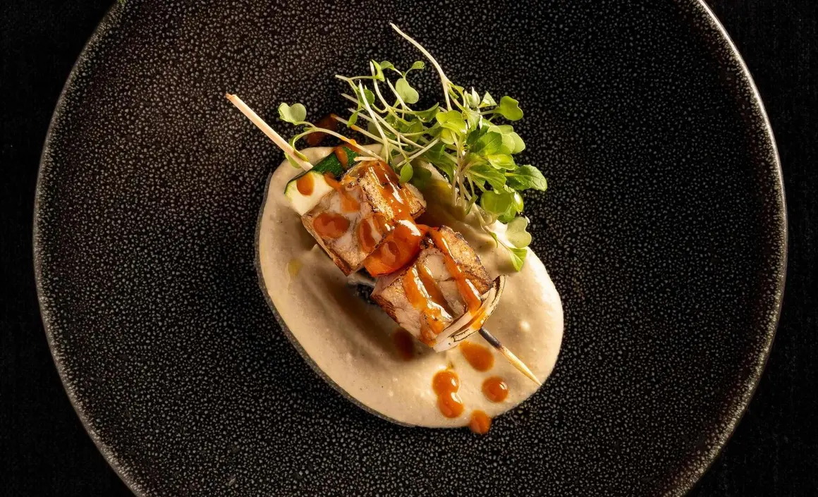 Pincho a la parrilla de mollejas con verduras y salsa barbacoa2 - copia