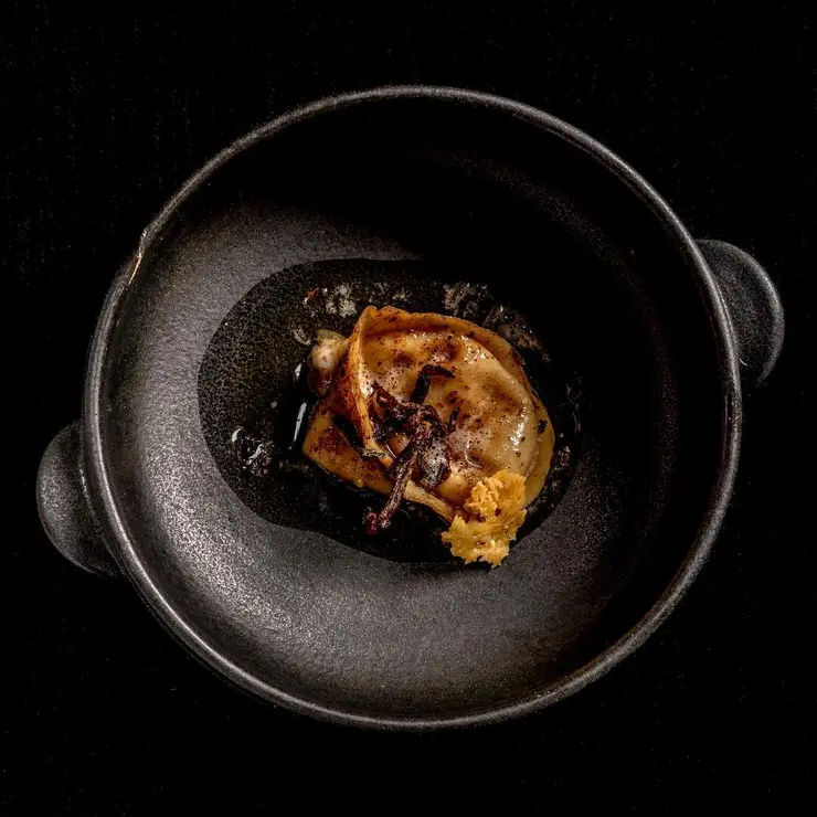 Tortelloni con bechamel de cecina, mantequilla tostada y salvia