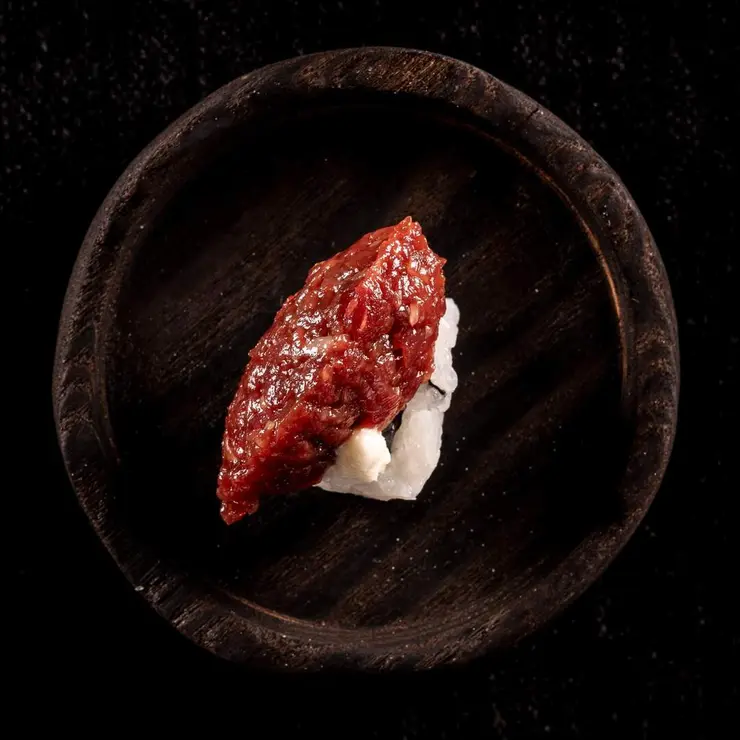 Uramaki de gamba blanca con nuestro steak tartar2