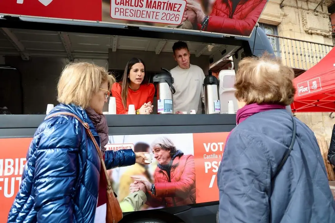 La cabeza de lista del PSOE por Le&oacute;n, Nuria Rubio, y el secretario provincial de la formaci&oacute;n, Javier Cend&oacute;n, visitan el mercado de la Plaza Mayor de Le&oacute;n
