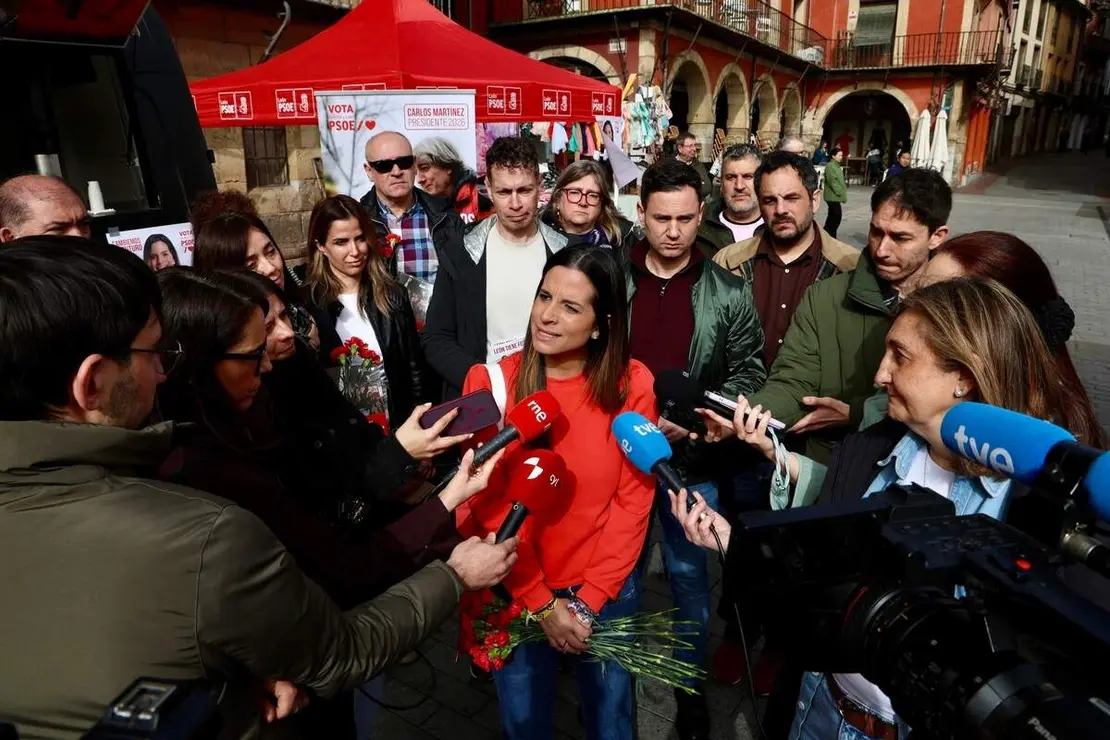 La cabeza de lista del PSOE por Le&oacute;n, Nuria Rubio, y el secretario provincial de la formaci&oacute;n, Javier Cend&oacute;n, visitan el mercado de la Plaza Mayor de Le&oacute;n