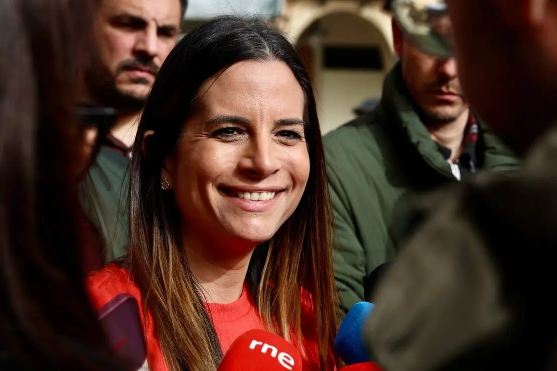 La cabeza de lista del PSOE por Le&oacute;n, Nuria Rubio, y el secretario provincial de la formaci&oacute;n, Javier Cend&oacute;n, visitan el mercado de la Plaza Mayor de Le&oacute;n