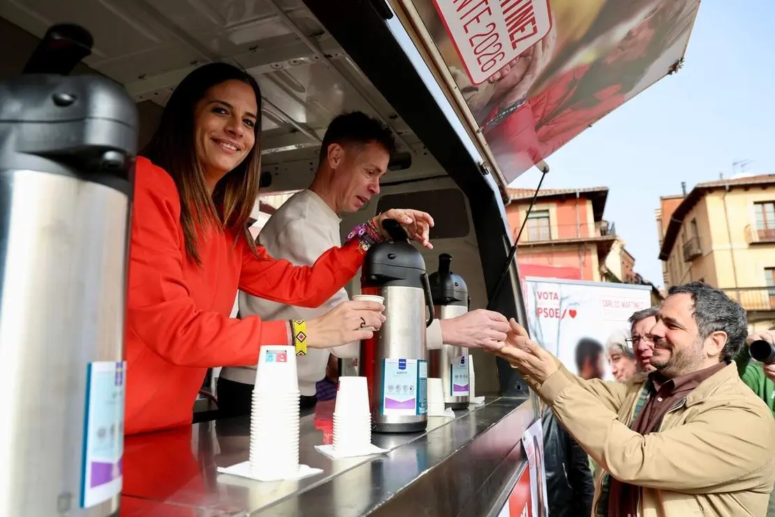 La cabeza de lista del PSOE por Le&oacute;n, Nuria Rubio, y el secretario provincial de la formaci&oacute;n, Javier Cend&oacute;n, visitan el mercado de la Plaza Mayor de Le&oacute;n