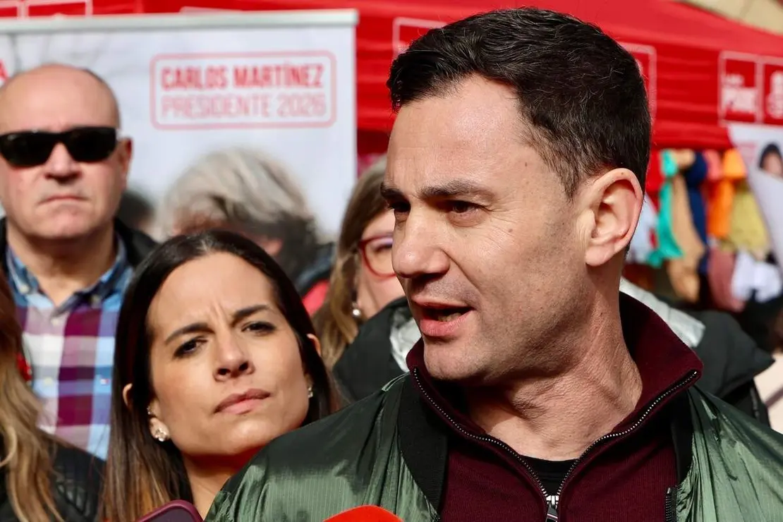 La cabeza de lista del PSOE por Le&oacute;n, Nuria Rubio, y el secretario provincial de la formaci&oacute;n, Javier Cend&oacute;n, visitan el mercado de la Plaza Mayor de Le&oacute;n