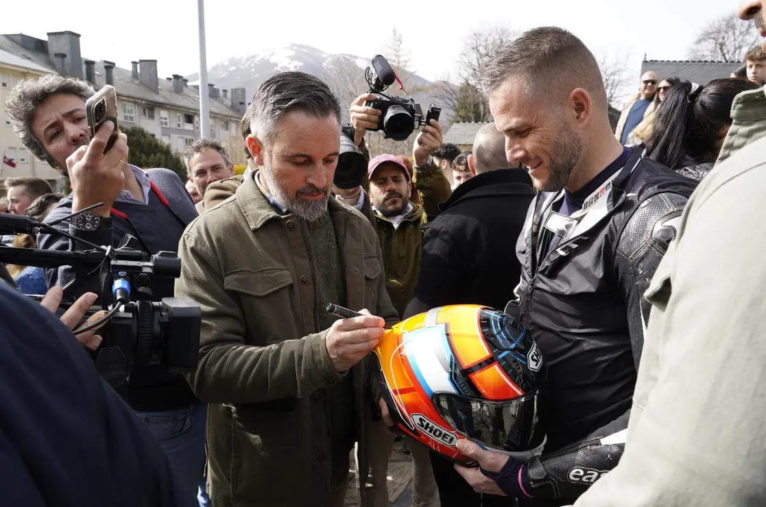 El l&iacute;der de Vox, Santiago Abascal, visita a Villablino este mi&eacute;rcoles dentro de la campa&ntilde;a del 15M. Foto: C&eacute;sar S&aacute;nchez.