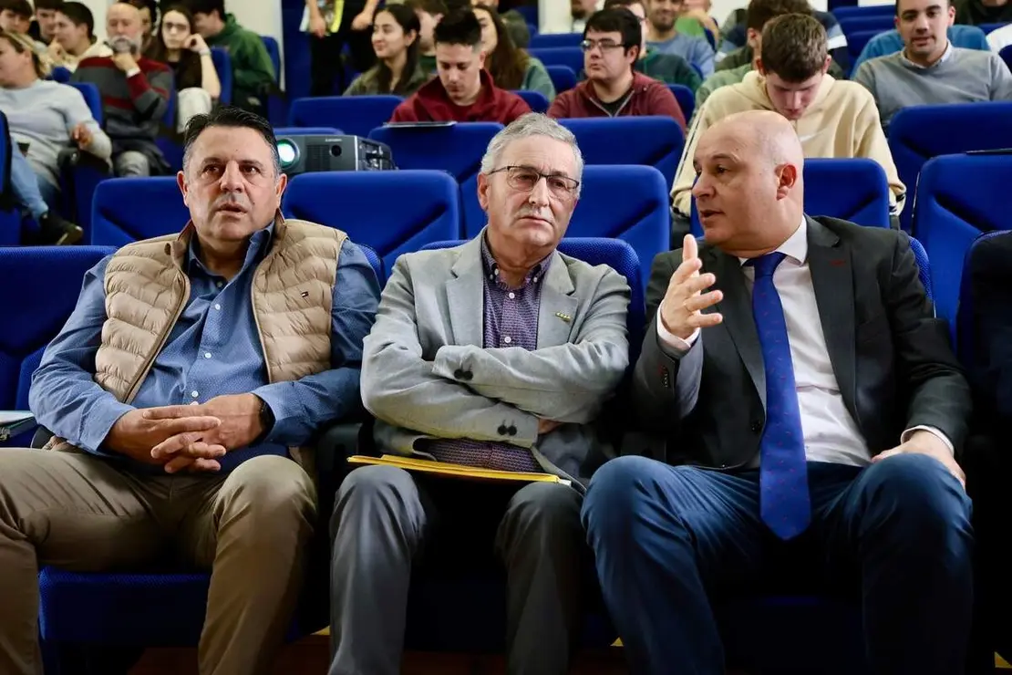 El presidente de la Ucale-Coag Le&oacute;n, Poli Castellanos, el coordinador general de Coag Castilla y Le&oacute;n, Lorenzo Rivera, y el viceconsejero de Agricultura, Ganader&iacute;a y Desarrollo Rural de la Junta, Jorge Llorente, atienden a los medios antes de la jornada &lsquo;El cultivo del ma&iacute;z en la provincia de Le&oacute;n: rentabilidad y futuro&rsquo;