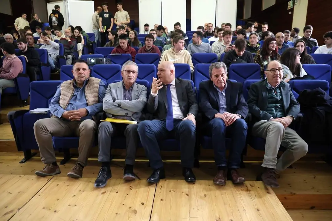 El presidente de la Ucale-Coag Le&oacute;n, Poli Castellanos, el coordinador general de Coag Castilla y Le&oacute;n, Lorenzo Rivera, y el viceconsejero de Agricultura, Ganader&iacute;a y Desarrollo Rural de la Junta, Jorge Llorente, atienden a los medios antes de la jornada &lsquo;El cultivo del ma&iacute;z en la provincia de Le&oacute;n: rentabilidad y futuro&rsquo;