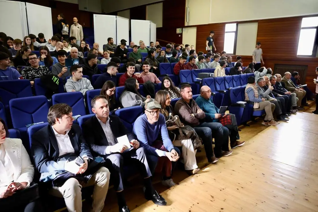 El presidente de la Ucale-Coag Le&oacute;n, Poli Castellanos, el coordinador general de Coag Castilla y Le&oacute;n, Lorenzo Rivera, y el viceconsejero de Agricultura, Ganader&iacute;a y Desarrollo Rural de la Junta, Jorge Llorente, atienden a los medios antes de la jornada &lsquo;El cultivo del ma&iacute;z en la provincia de Le&oacute;n: rentabilidad y futuro&rsquo;