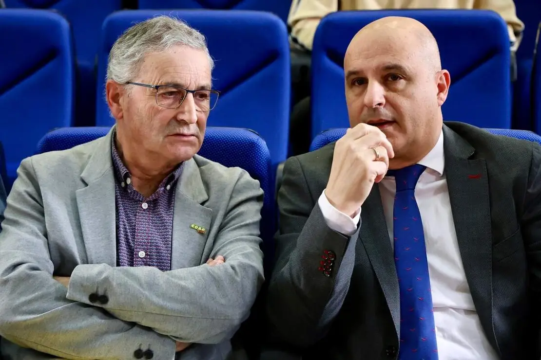 El presidente de la Ucale-Coag Le&oacute;n, Poli Castellanos, el coordinador general de Coag Castilla y Le&oacute;n, Lorenzo Rivera, y el viceconsejero de Agricultura, Ganader&iacute;a y Desarrollo Rural de la Junta, Jorge Llorente, atienden a los medios antes de la jornada &lsquo;El cultivo del ma&iacute;z en la provincia de Le&oacute;n: rentabilidad y futuro&rsquo;