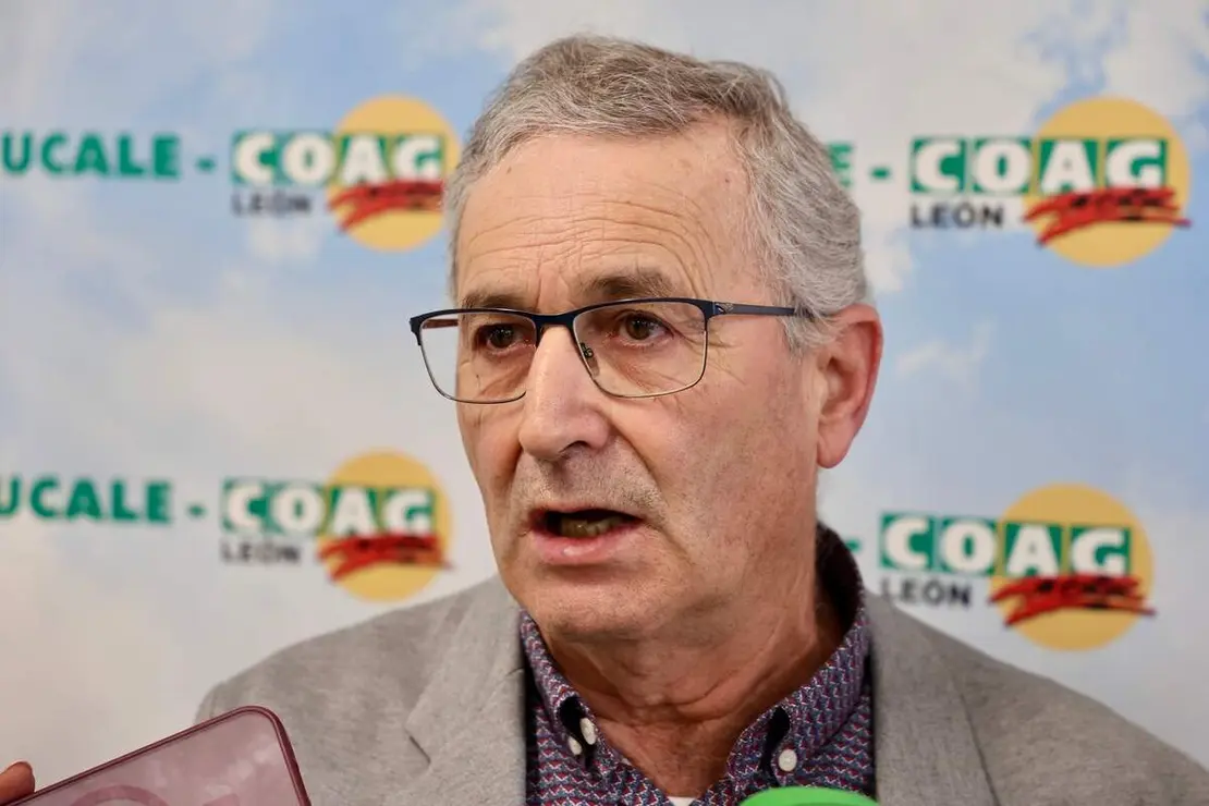 El presidente de la Ucale-Coag Le&oacute;n, Poli Castellanos, el coordinador general de Coag Castilla y Le&oacute;n, Lorenzo Rivera, y el viceconsejero de Agricultura, Ganader&iacute;a y Desarrollo Rural de la Junta, Jorge Llorente, atienden a los medios antes de la jornada &lsquo;El cultivo del ma&iacute;z en la provincia de Le&oacute;n: rentabilidad y futuro&rsquo;