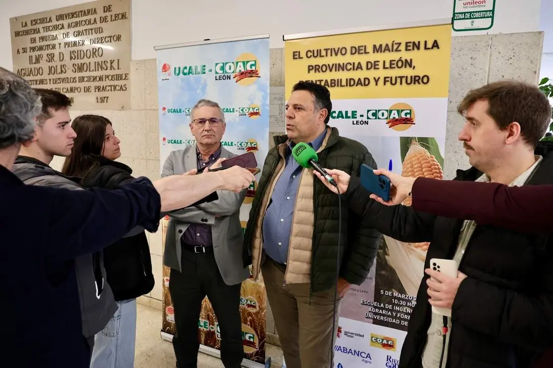 El presidente de la Ucale-Coag Le&oacute;n, Poli Castellanos, el coordinador general de Coag Castilla y Le&oacute;n, Lorenzo Rivera, y el viceconsejero de Agricultura, Ganader&iacute;a y Desarrollo Rural de la Junta, Jorge Llorente, atienden a los medios antes de la jornada &lsquo;El cultivo del ma&iacute;z en la provincia de Le&oacute;n: rentabilidad y futuro&rsquo;
