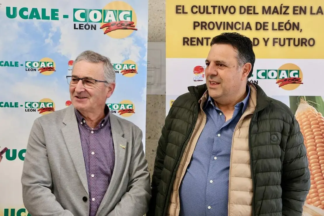 El presidente de la Ucale-Coag Le&oacute;n, Poli Castellanos, el coordinador general de Coag Castilla y Le&oacute;n, Lorenzo Rivera, y el viceconsejero de Agricultura, Ganader&iacute;a y Desarrollo Rural de la Junta, Jorge Llorente, atienden a los medios antes de la jornada &lsquo;El cultivo del ma&iacute;z en la provincia de Le&oacute;n: rentabilidad y futuro&rsquo;
