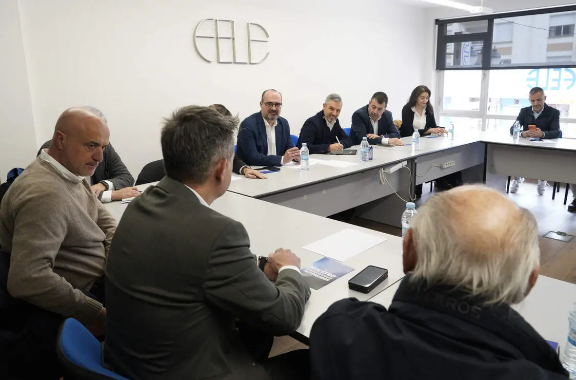 El vicesecretario de Hacienda, Vivienda e Infraestructuras, Juan Bravo, mantiene una reuni&oacute;n con la Federaci&oacute;n de Leonesa de Empresarios Bierzo