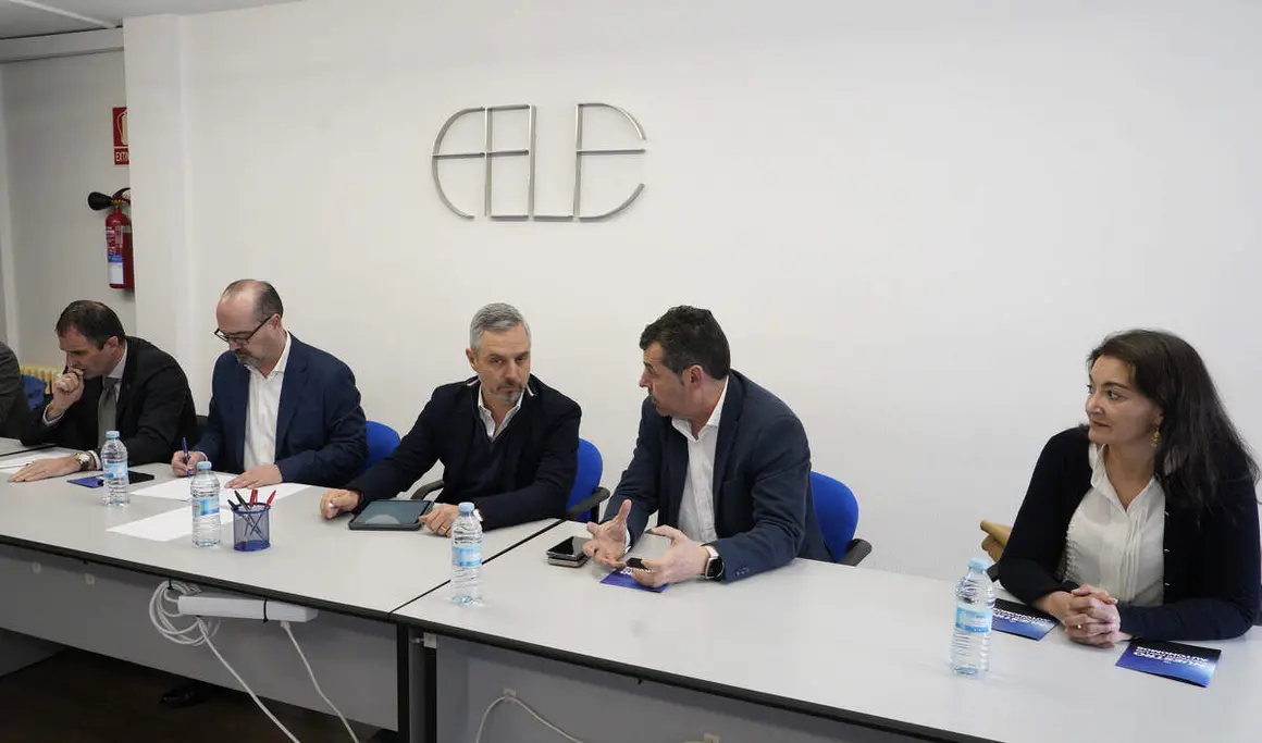 El vicesecretario de Hacienda, Vivienda e Infraestructuras, Juan Bravo, mantiene una reuni&oacute;n con la Federaci&oacute;n de Leonesa de Empresarios Bierzo