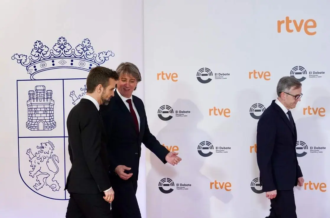 El candidato a la Presidencia de la Junta del PSOE; Carlos Mart&iacute;nez, a su llegada a las Cortes de Castilla y Le&oacute;n para participar en el primer debate de las elecciones auton&oacute;micas junto al director del centro territorial de RTVE en Castilla y Le&oacute;n Iv&aacute;n Fern&aacute;ndez y el director de Informativos de RTVE Jon Aritztimu&ntilde;o