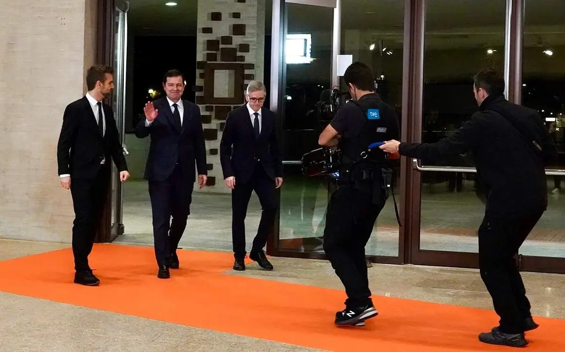 El candidato a la Presidencia de la Junta del Partido Popular, Alfonso Fern&aacute;ndez Ma&ntilde;ueco, a su llegada a las Cortes de Castilla y Le&oacute;n para participar en el primer debate de las elecciones auton&oacute;micas.