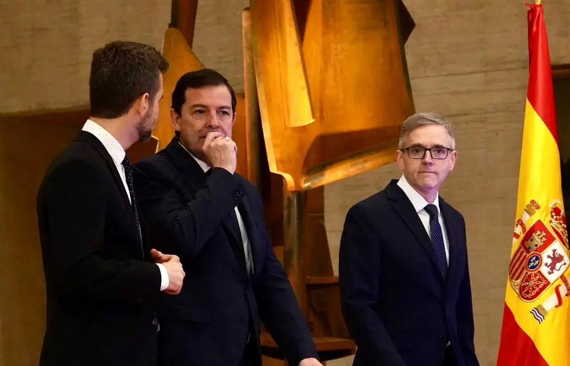 El candidato a la Presidencia de la Junta del Partido Popular, Alfonso Fern&aacute;ndez Ma&ntilde;ueco, a su llegada a las Cortes de Castilla y Le&oacute;n para participar en el primer debate de las elecciones auton&oacute;micas junto al director den centro territorial de RTVE en Castilla y Le&oacute;n Iv&aacute;n Fern&aacute;ndez y el director de Informativos de RTVE Jon Aritztimu&ntilde;o