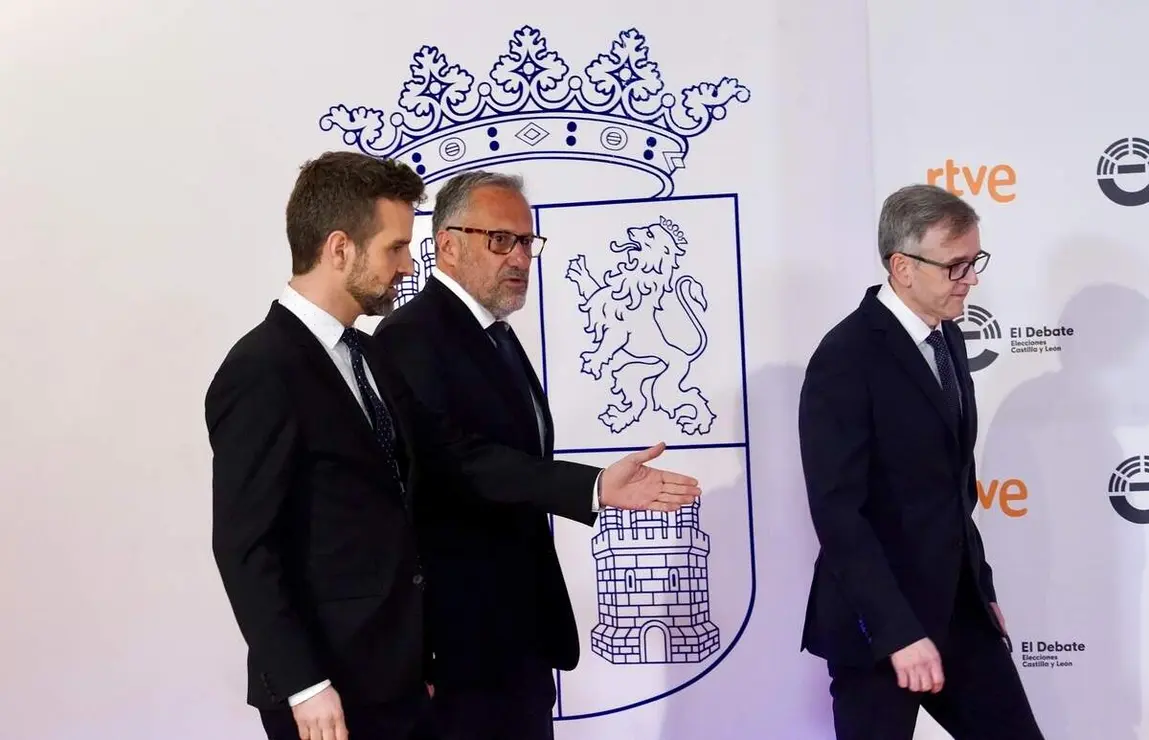 El candidato a la Presidencia de la Junta de VOX, Carlos Poll&aacute;n, a su llegada a las Cortes de Castilla y Le&oacute;n para participar en el primer debate de las elecciones auton&oacute;micas junto al director del centro territorial de RTVE en Castilla y Le&oacute;n Iv&aacute;n Fern&aacute;ndez y el director de Informativos de RTVE Jon Aritztimu&ntilde;o