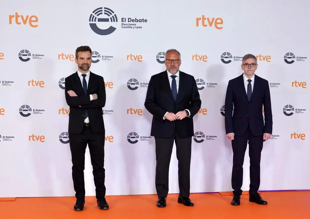 El candidato a la Presidencia de la Junta de VOX, Carlos Poll&aacute;n, a su llegada a las Cortes de Castilla y Le&oacute;n para participar en el primer debate de las elecciones auton&oacute;micas junto al director del centro territorial de RTVE en Castilla y Le&oacute;n Iv&aacute;n Fern&aacute;ndez y el director de Informativos de RTVE Jon Aritztimu&ntilde;o