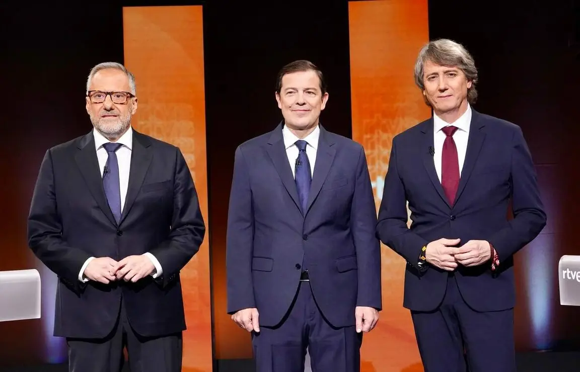 (I a D) Los candidatos a la Presidencia de la Junta Carlos Poll&aacute;n (Vox); Alfonso Fern&aacute;ndez Ma&ntilde;ueco (PP) y Carlos Mart&iacute;nez (PSOE) en el primer debate de las elecciones auton&oacute;micas.