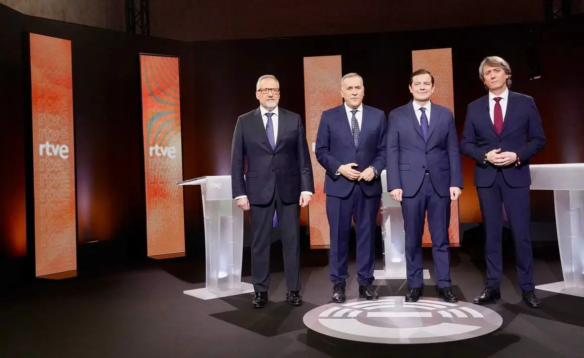 (I a D) Los candidatos a la Presidencia de la Junta Carlos Poll&aacute;n (Vox); Alfonso Fern&aacute;ndez Ma&ntilde;ueco (PP) y Carlos Mart&iacute;nez (PSOE) en el primer debate de las elecciones auton&oacute;micas.