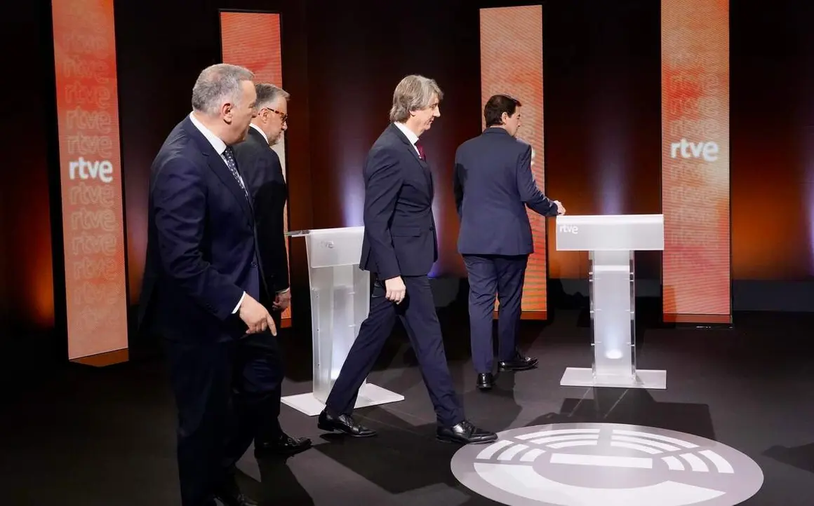 (I a D) Los candidatos a la Presidencia de la Junta Carlos Poll&aacute;n (Vox); Alfonso Fern&aacute;ndez Ma&ntilde;ueco (PP) y Carlos Mart&iacute;nez (PSOE) en el primer debate de las elecciones auton&oacute;micas.