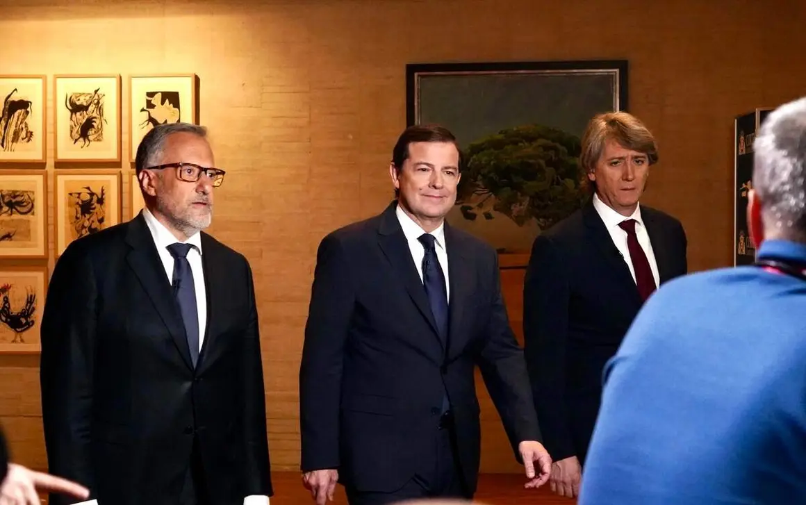 (I a D) Los candidatos a la Presidencia de la Junta Carlos Poll&aacute;n (Vox); Alfonso Fern&aacute;ndez Ma&ntilde;ueco (PP) y Carlos Mart&iacute;nez (PSOE) en el primer debate de las elecciones auton&oacute;micas.