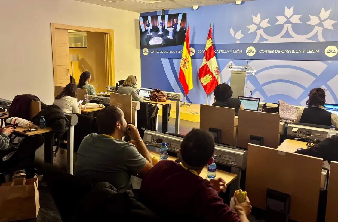 Los medios acreditados siguen el primer debate de las elecciones auton&oacute;micas desde la sala de prensa