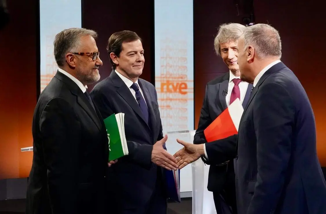 Los candidatos a la Presidencia de la Junta Carlos Poll&aacute;n (Vox); Alfonso Fern&aacute;ndez Ma&ntilde;ueco (PP) y Carlos Mart&iacute;nez (PSOE) en el primer debate de las elecciones auton&oacute;micas junto al periodista Xabier Fort&eacute;s al t&eacute;rmino del debate