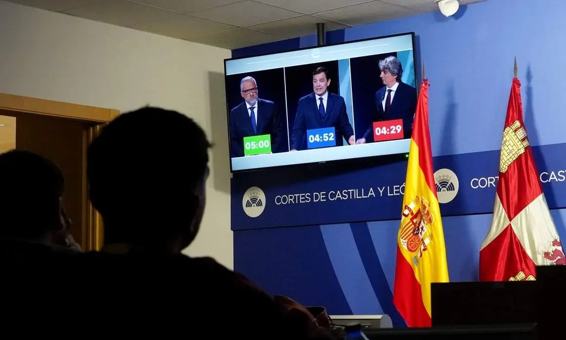 Los medios acreditados siguen el primer debate de las elecciones auton&oacute;micas desde la sala de prensa