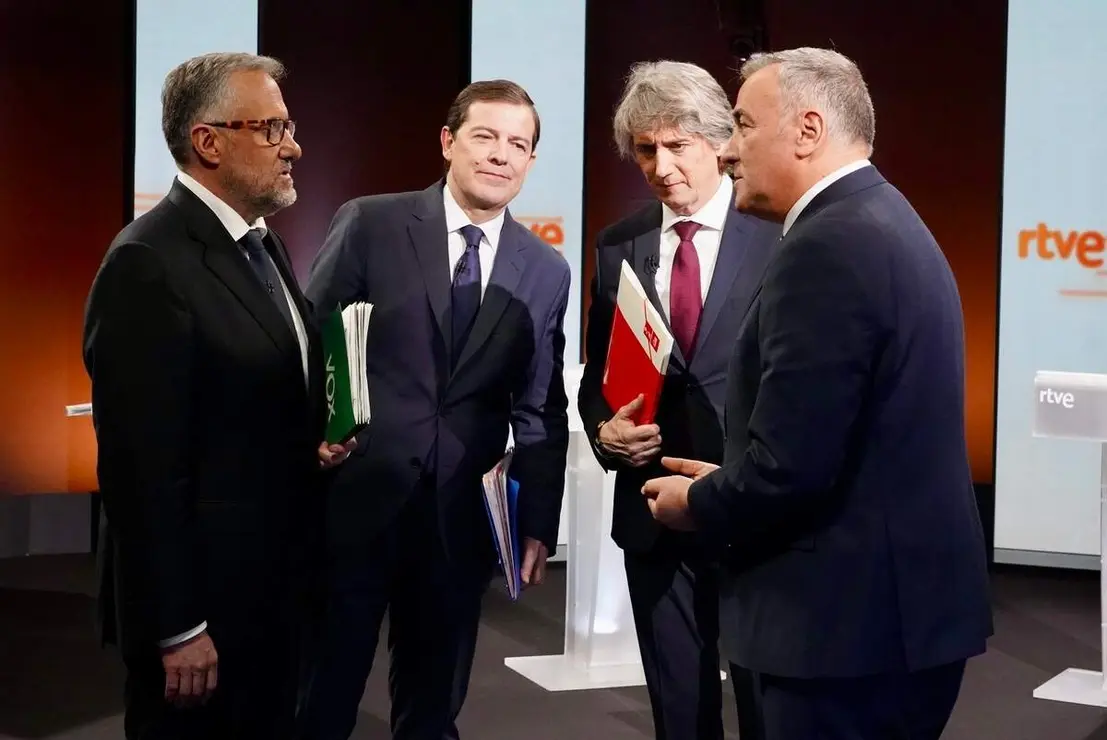 Los candidatos a la Presidencia de la Junta Carlos Poll&aacute;n (Vox); Alfonso Fern&aacute;ndez Ma&ntilde;ueco (PP) y Carlos Mart&iacute;nez (PSOE) en el primer debate de las elecciones auton&oacute;micas junto al periodista Xabier Fort&eacute;s al t&eacute;rmino del debate