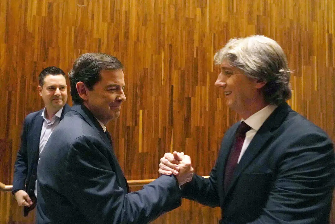 El candidato popular Alfonso Fern&aacute;ndez Ma&ntilde;ueco y el socialista Carlos Martinez se saludan al t&eacute;rmino del debate