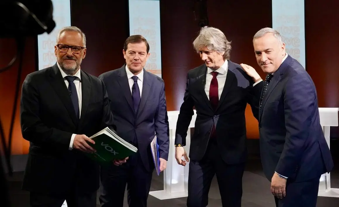 Los candidatos a la Presidencia de la Junta Carlos Poll&aacute;n (Vox); Alfonso Fern&aacute;ndez Ma&ntilde;ueco (PP) y Carlos Mart&iacute;nez (PSOE) en el primer debate de las elecciones auton&oacute;micas junto al periodista Xabier Fort&eacute;s